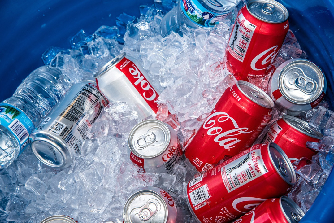 Refrescos Coca-Cola con hielo